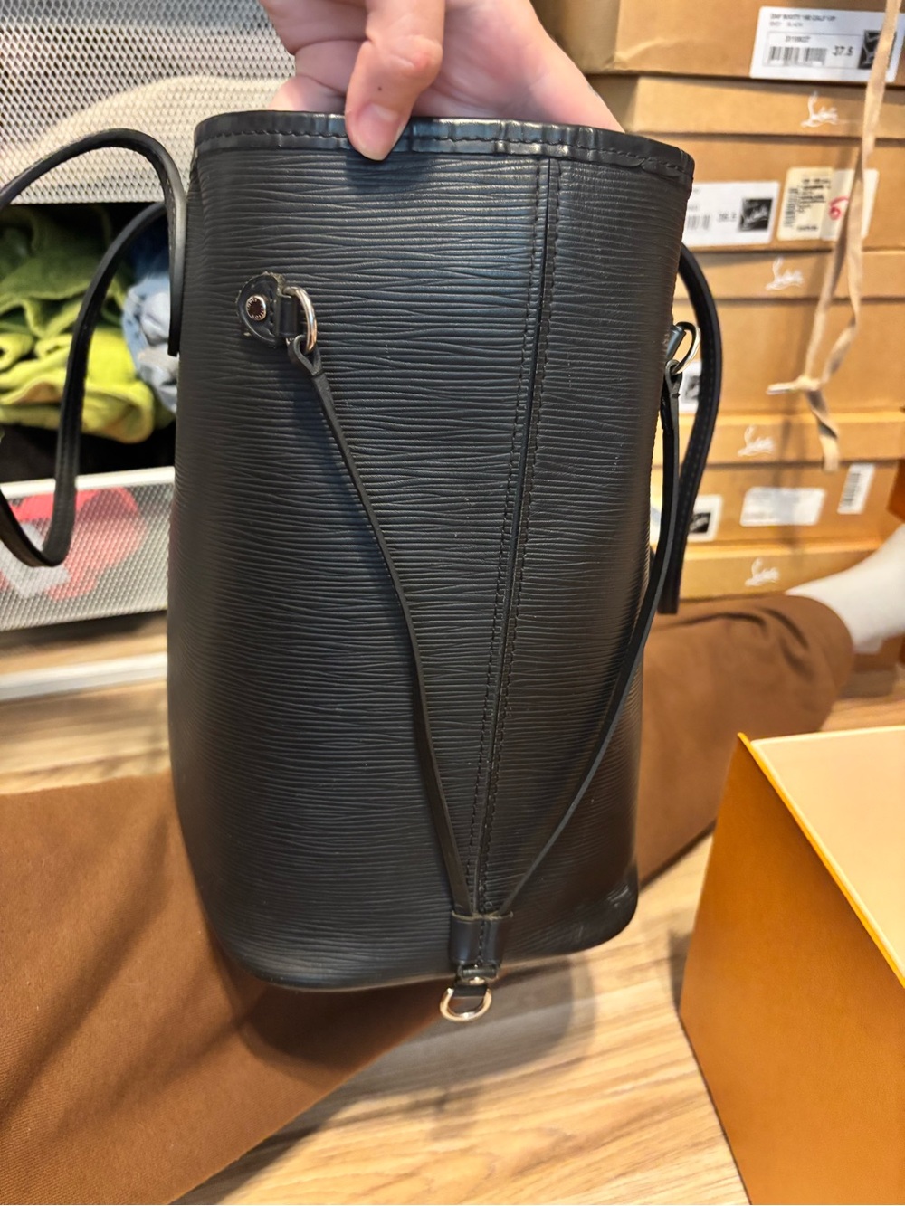 Louis Vuitton Neverfull MM Tote Bag in Black Epi Leather - Picture 10 of 15